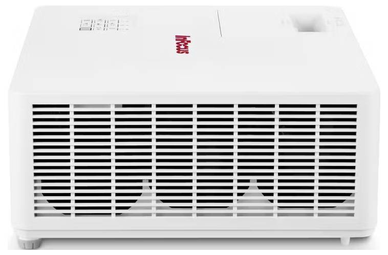 Bílý projektor s přední ventilační mřížkou a ovládacími tlačítky na horní straně.