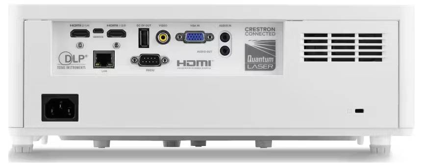 Zadní panel bílého projektoru s různými vstupními porty včetně HDMI, VGA a USB. Na panelu jsou přítomny štítky s branding označením.