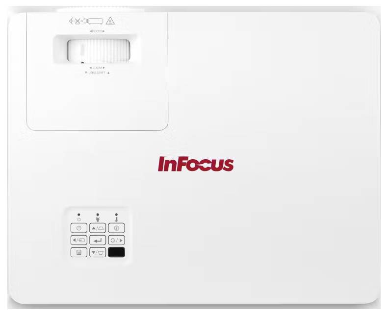 Bílý projektor InFocus s ovládacími tlačítky a nastavovacím kolečkem na horní straně, s výrazným logem InFocus uprostřed.