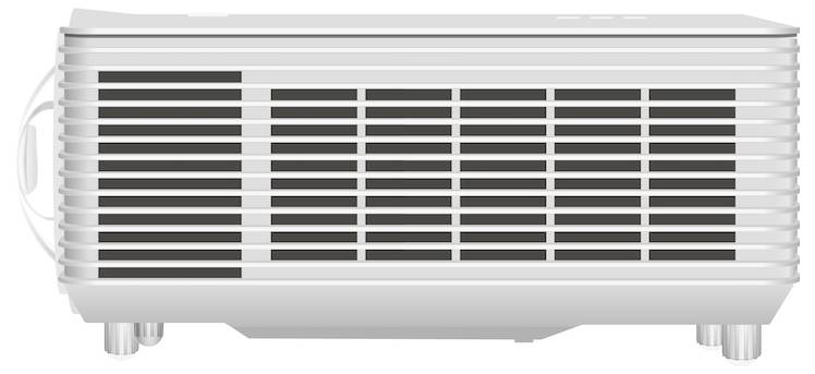 Detailní záběr bílého obdélníkového elektronického zařízení s větracími mřížkami, pravděpodobně projektoru, zachycený z bočního úhlu.
