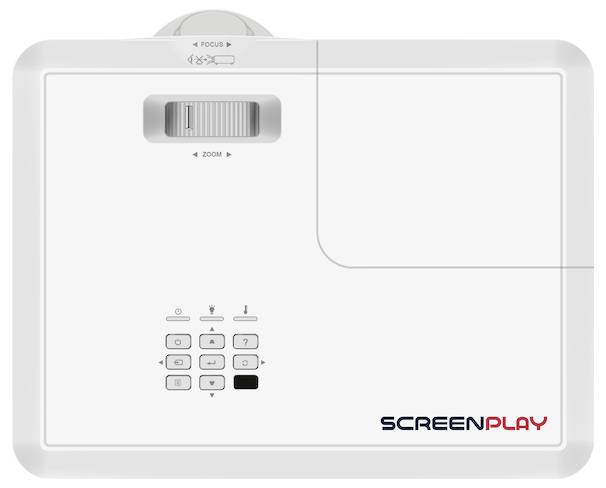 Pohled shora na bílý projektor zobrazující ovládací prvky zaostření a zoomu, klávesnici s čísly a symboly a firemní logo 'SCREENPLAY'.