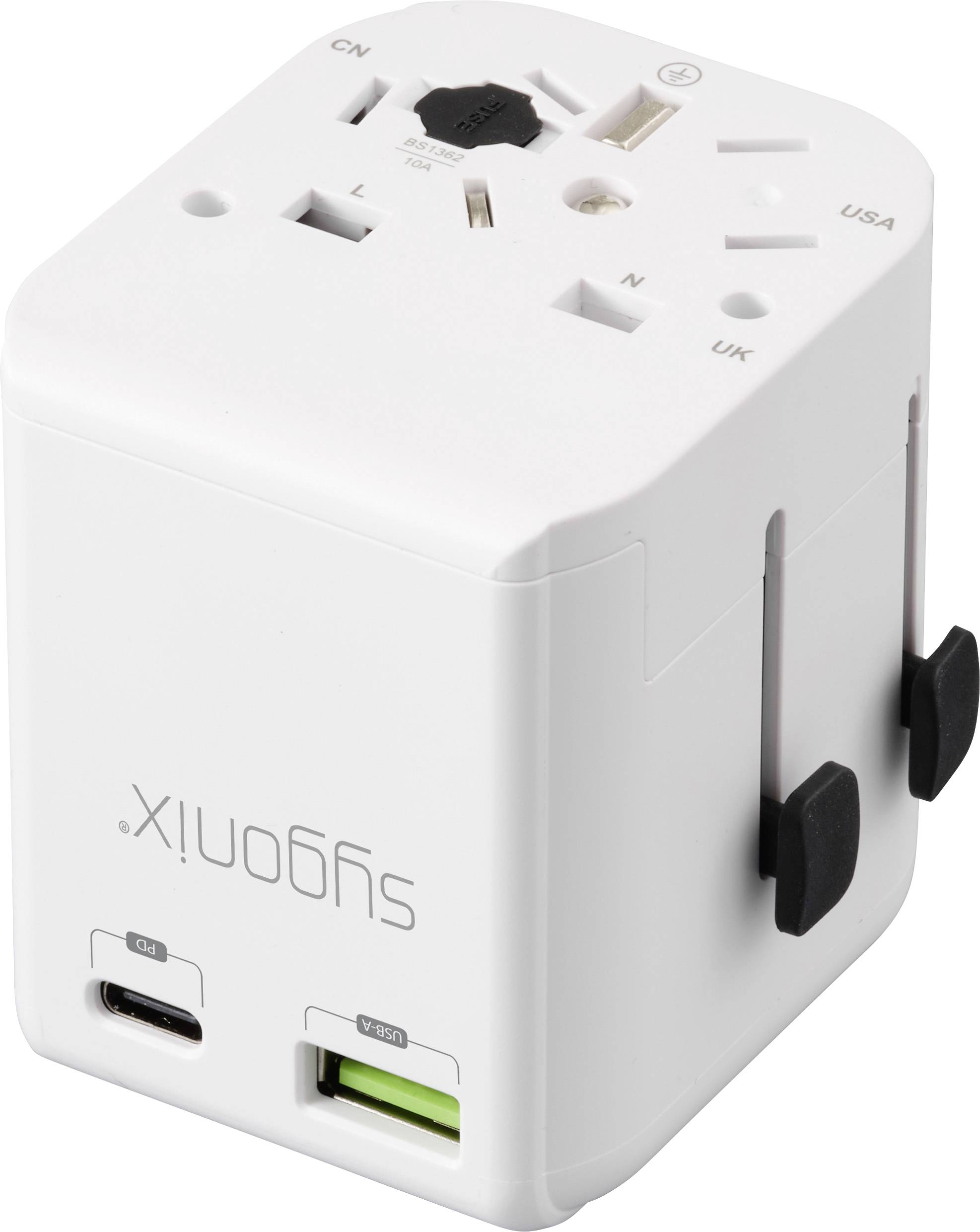 Bílý cestovní adaptér s několika typy zásuvek pro globální použití, včetně USA, UK, EU a USB portů.