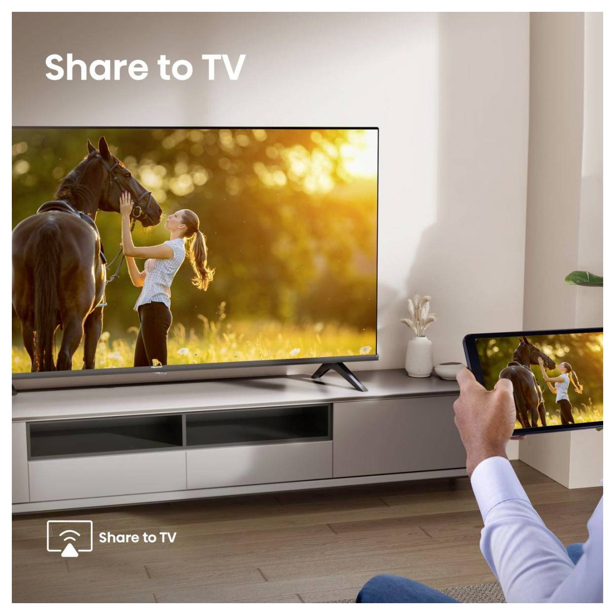 Osoba streamuje video ženy s koněm z tabletu na televizi. Na obrazovce je v levém horním rohu zobrazeno 'Sdílet do TV'.