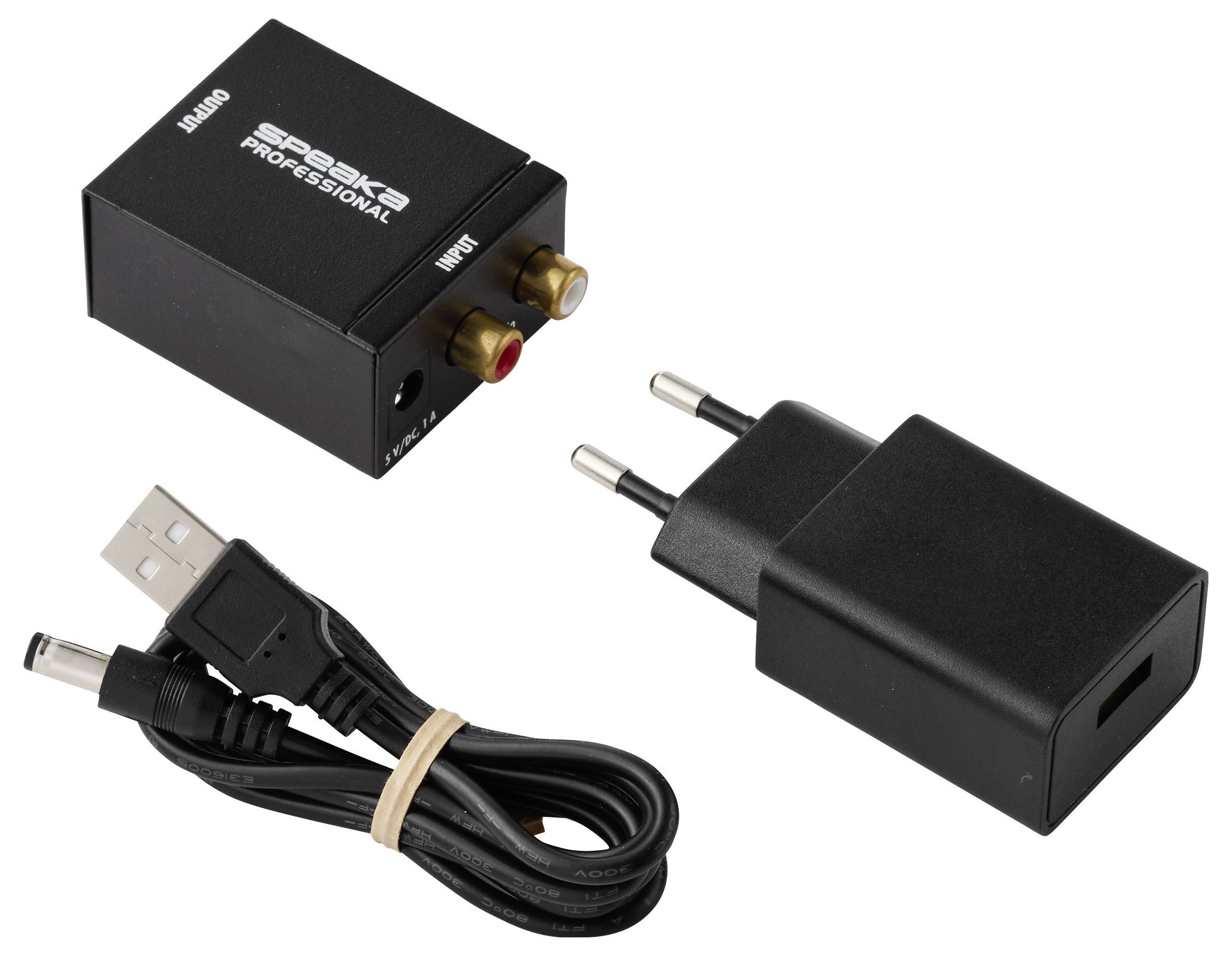 Černá souprava zvukového adaptéru s RCA vstupním/výstupním boxem, USB kabelem a dvouramenným napájecím adaptérem na bílém pozadí