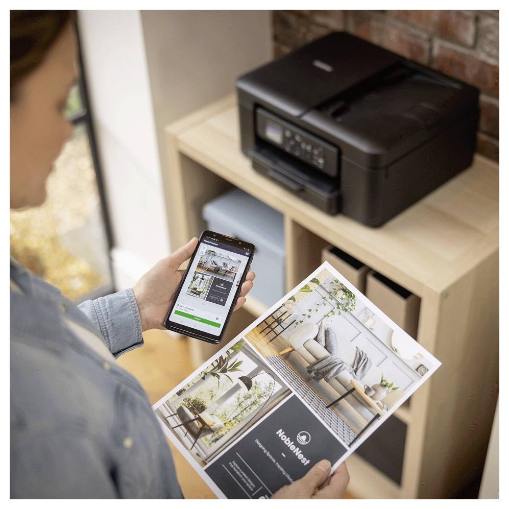 Osoba držící smartphone bezdrátově tiskne nábytkový leták s logem 'NookView' z tiskárny umístěné na dřevěném stojanu.