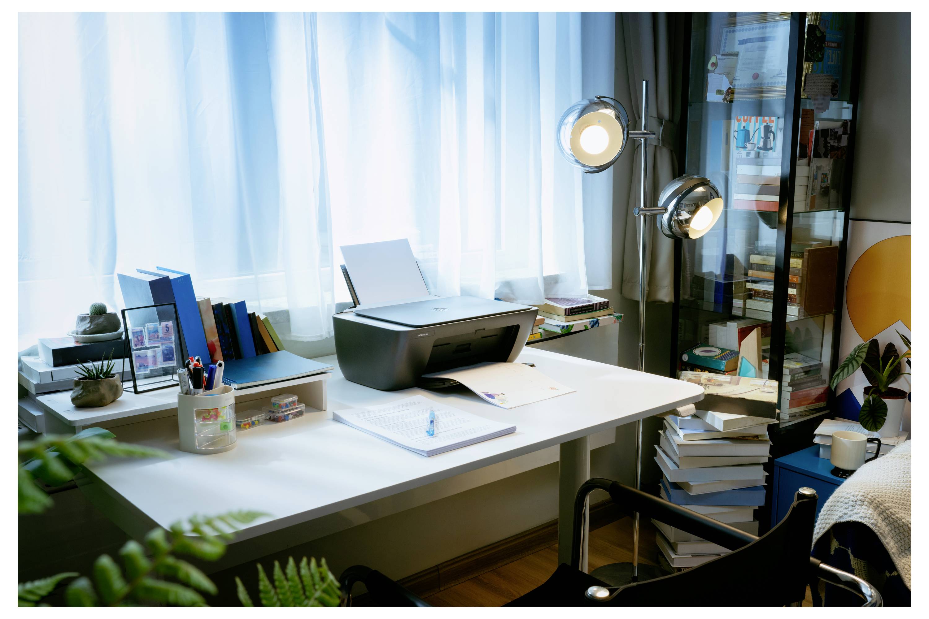 Stolní počítač Lenovo s vertikálním designem, matnou černou barvou, předními porty USB a tlačítkem napájení.