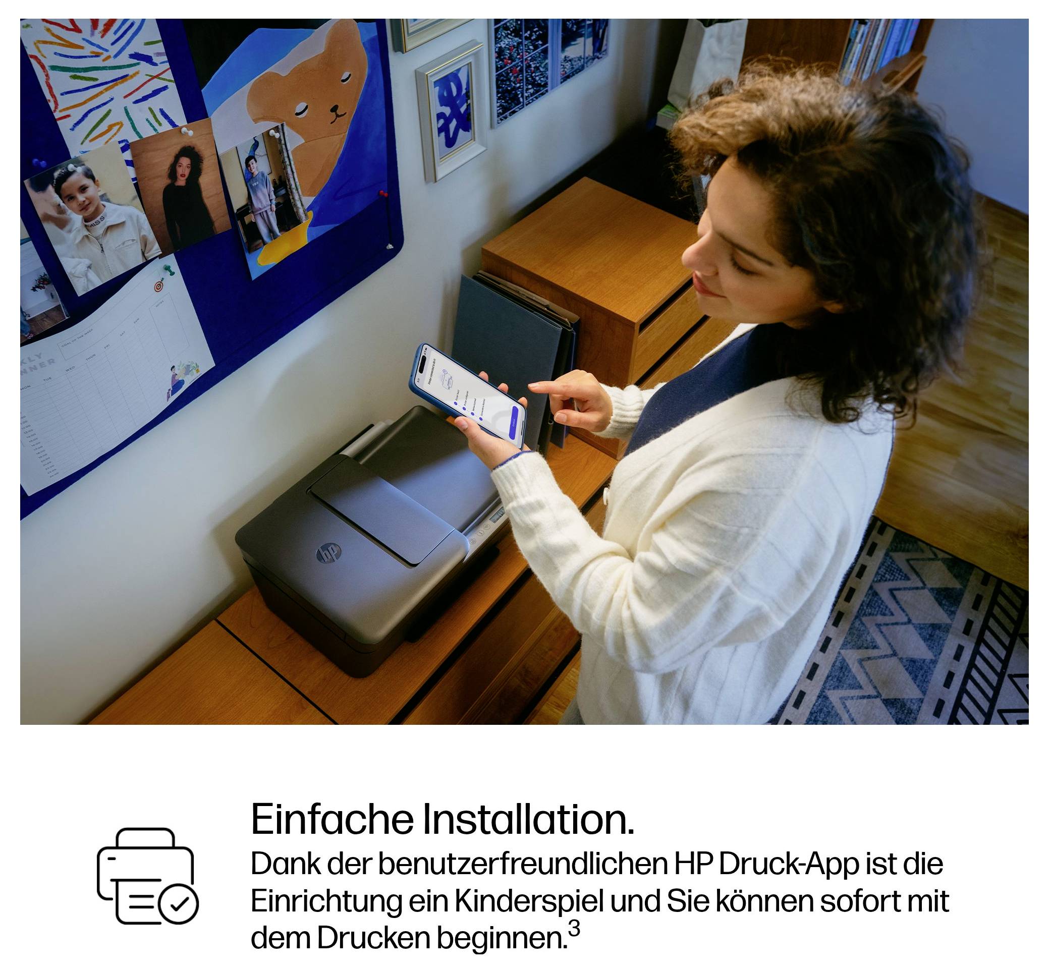 Žena používá smartphone k nastavení tiskárny HP v domácí kanceláři; německý text říká "Snadná instalace" a zmiňuje aplikaci HP Print.