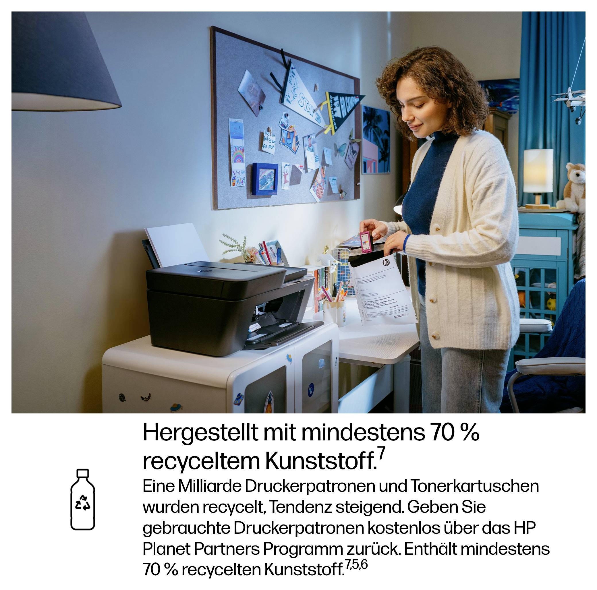 Žena doplňuje náplň tiskárny v domácí kanceláři; německý text říká, že produkty jsou vyrobeny z nejméně 70% recyklovaného plastu a použité náplně lze vrátit prostřednictvím HP Planet Partners.