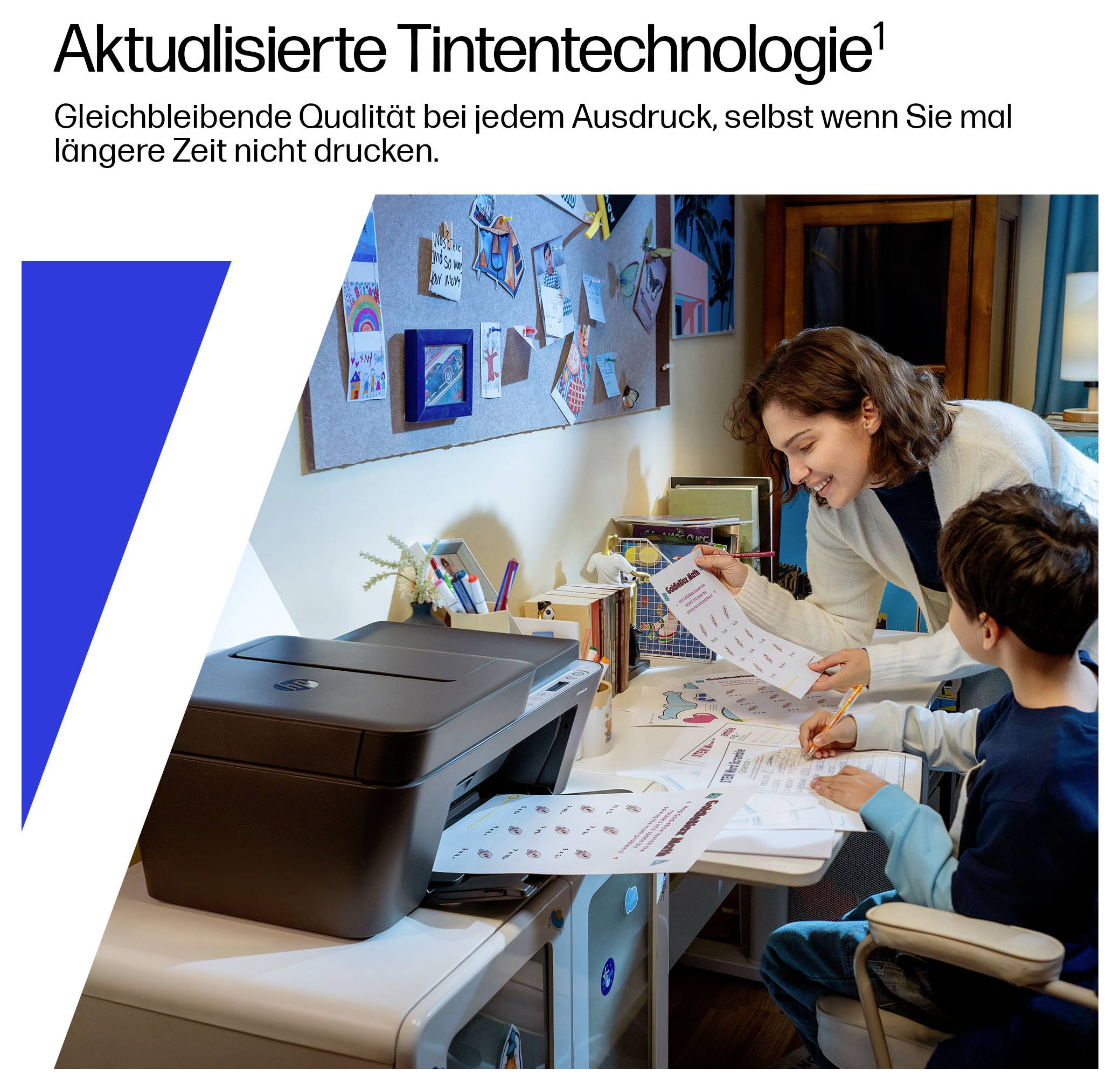 Domácí tiskárna v pracovně tiskne dokumenty, zatímco žena pomáhá usazenému dítěti prohlížet a označovat stránky; německý text propaguje aktualizovanou inkoustovou technologii a konzistentní kvalitu tisku.