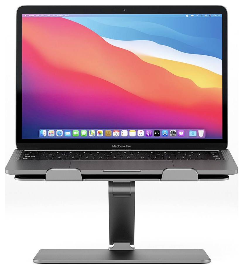 Laptop zobrazený na elegantním černém stojanu s barevnou obrazovkou, která zobrazuje rozhraní macOS s živými ikonami aplikací na doku.