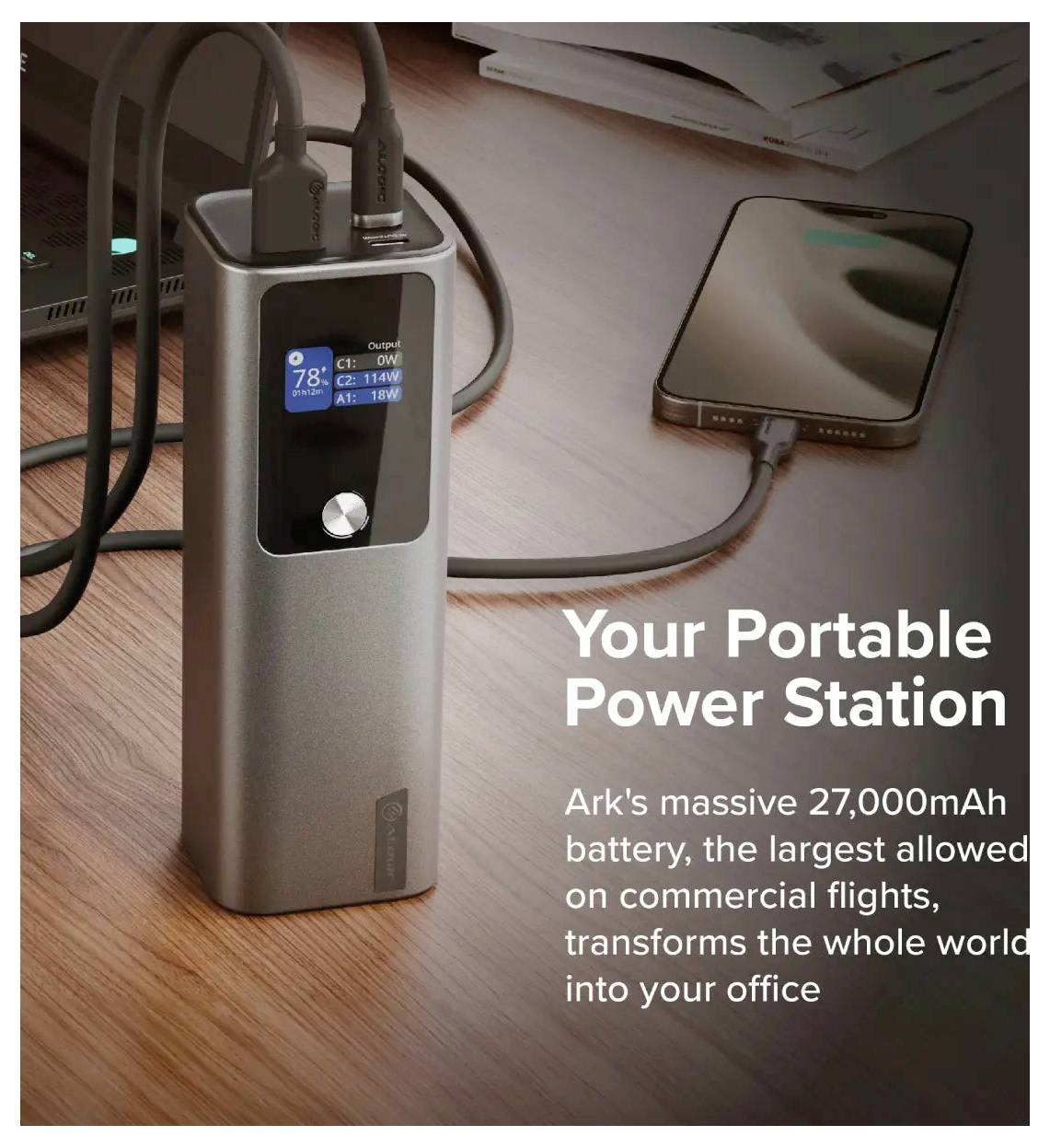 Přenosná powerbanka s digitálním displejem a několika nabíjecími kabely, vedle smartphonu. Text čte 'Vaše Přenosná Napájecí Stanice.'