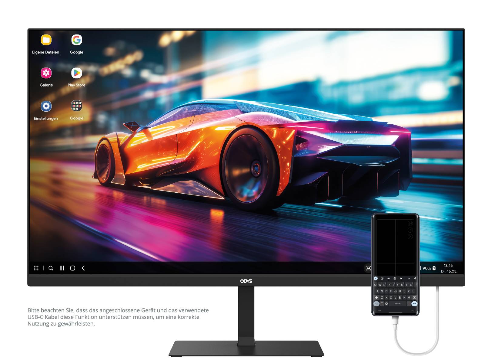 Počítačový monitor zobrazuje živý obraz oranžového sportovního vozu na futuristické trati. Smartphone připojený níže ukazuje zrcadlový displej.
