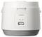 Bílý rýžovar Cuckoo s indikátory 'Vaření' a 'Udržování tepla' na přední straně, který se vyznačuje jednoduchým a kompaktním designem.