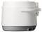 Bílý elektrický hrnec na rýži s šedou základnou, s postranní rukojetí a napájecím portem, pohled z boku.
