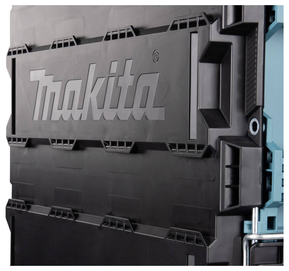 Logo „Makita" vyražené na černém, texturovaném plastovém povrchu, pravděpodobně součást pouzdra nářadí nebo vybavení.
