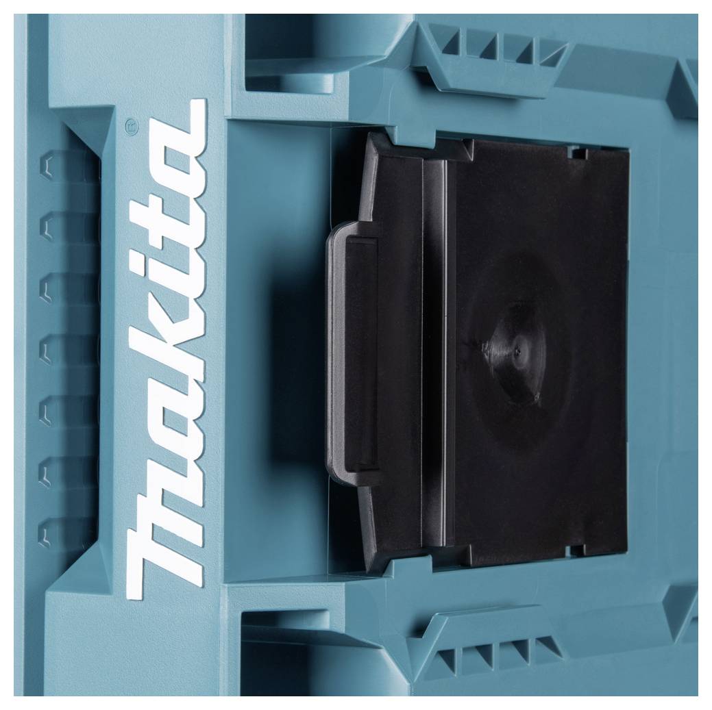 Logo "Makita" na modrozelené brašně elektrického nářadí s černou rukojetí.