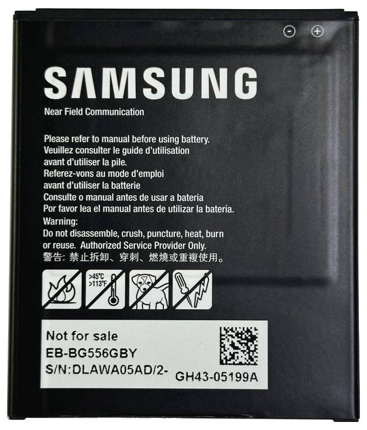Černá baterie Samsung s textem "Near Field Communication", návody k použití v několika jazycích, varovné symboly a sériová čísla.