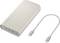 Béžová přenosná powerbank s číslem "20" vyrytým navrchu, spolu s krátkým kabelem USB-C pro nabíjení zařízení.