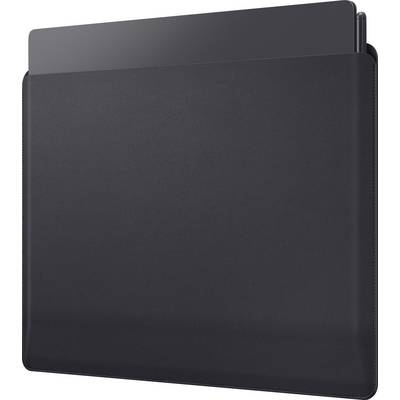 Elegantní, tmavý tablet se částečně zasunuje do černého ochranného obalu, čímž zdůrazňuje jeho kryt a kompaktní design.