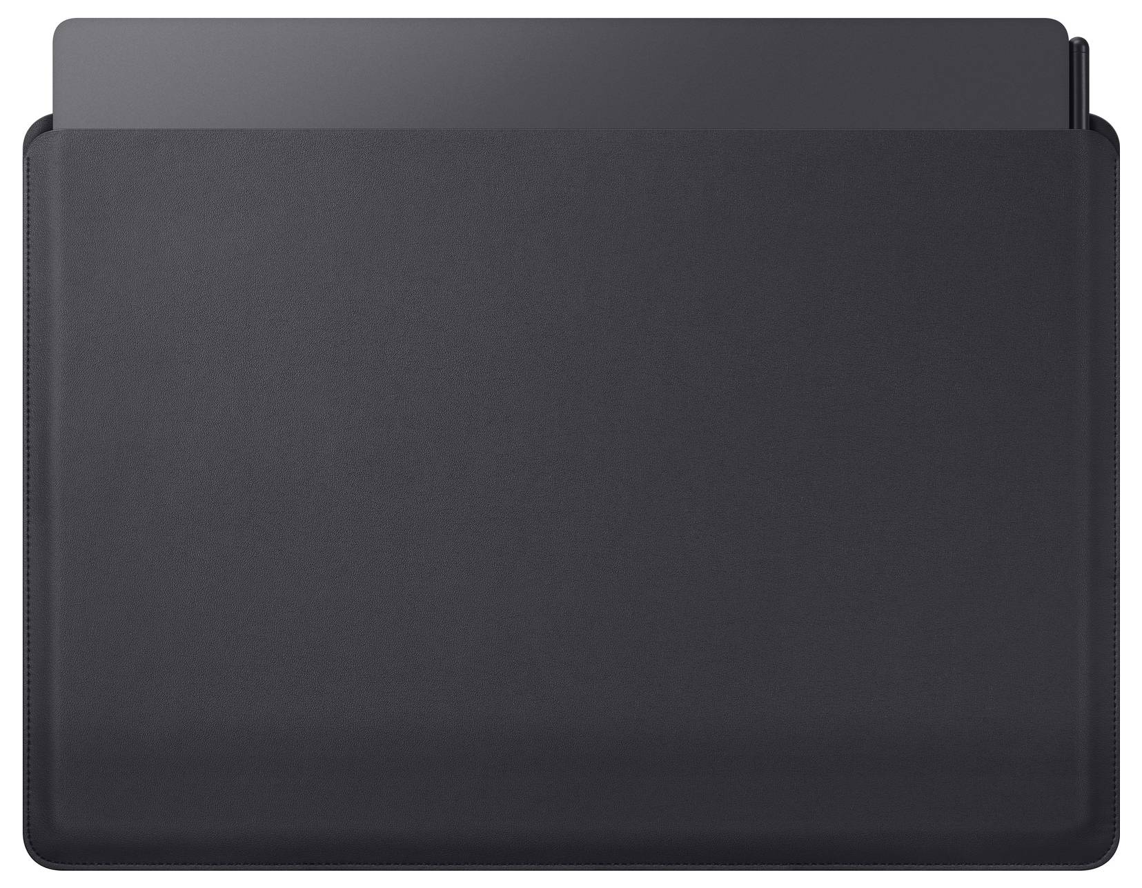 Uzavřený černý laptop v tmavém, štíhlém pouzdře, pohled shora na jednoduchém pozadí.