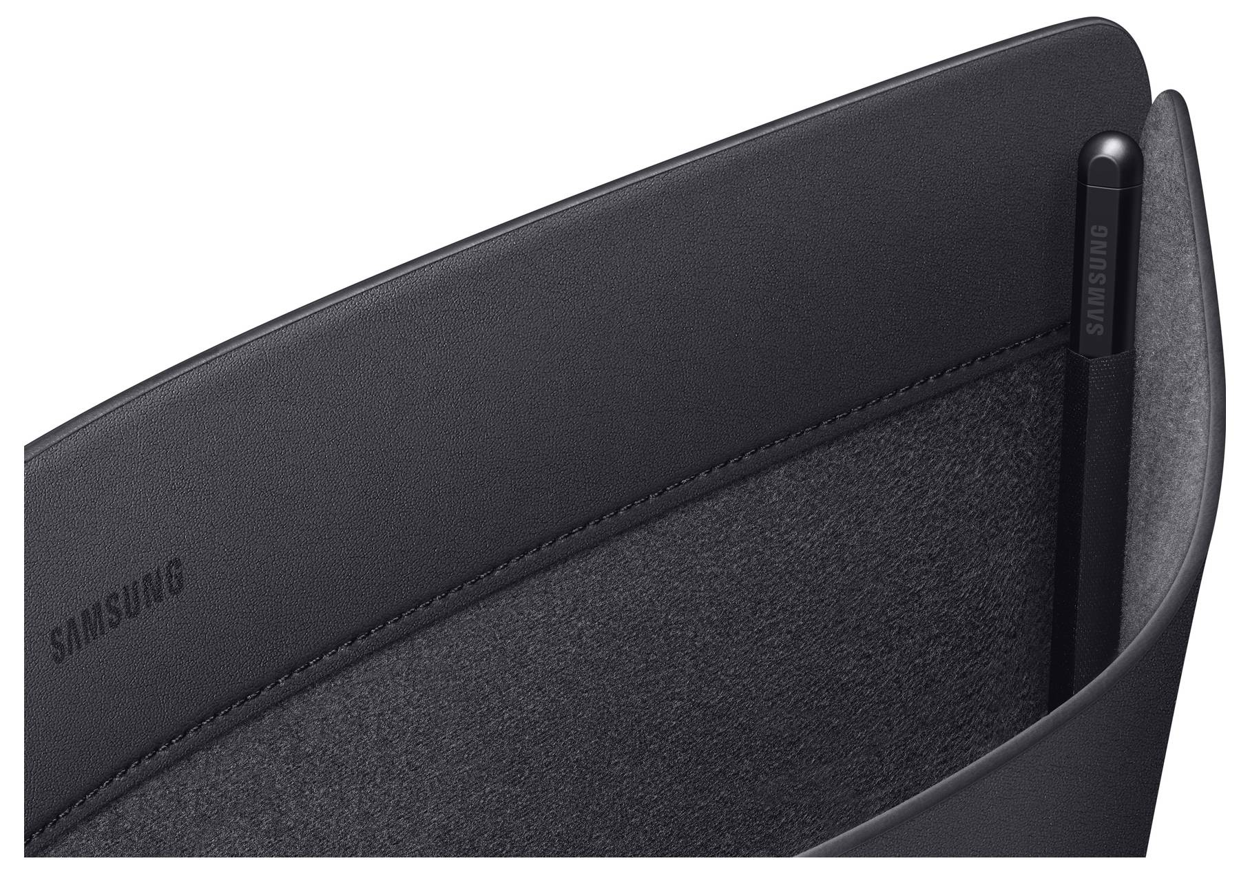 Černé pero stylus se snadno vejde do držáku uvnitř černého pouzdra, přičemž na vnějším povrchu pouzdra je slabě viditelný nápis "Samsung".