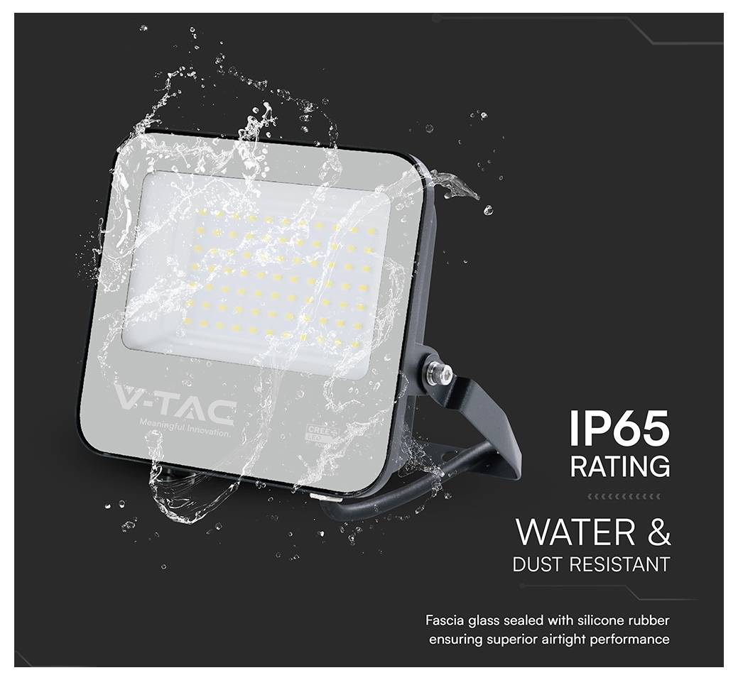 'V-TAC LED reflektor s krytím IP65, zobrazení postříkání vodou. Text uvádí: Stupeň krytí IP65, odolný vůči vodě a prachu, vzduchotěsný výkon.'
