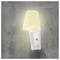 Nástěnná lampa se žlutým stínidlem vyzařuje měkké světlo a je připevněna k texturované šedé stěně. Základna lampy je vybavena USB portem.