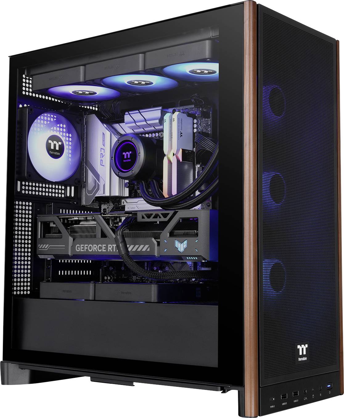 Průhledný boční pohled na skříň herního počítače zobrazující vnitřní komponenty, včetně chladicího ventilátoru, grafické karty a RGB osvětlení.