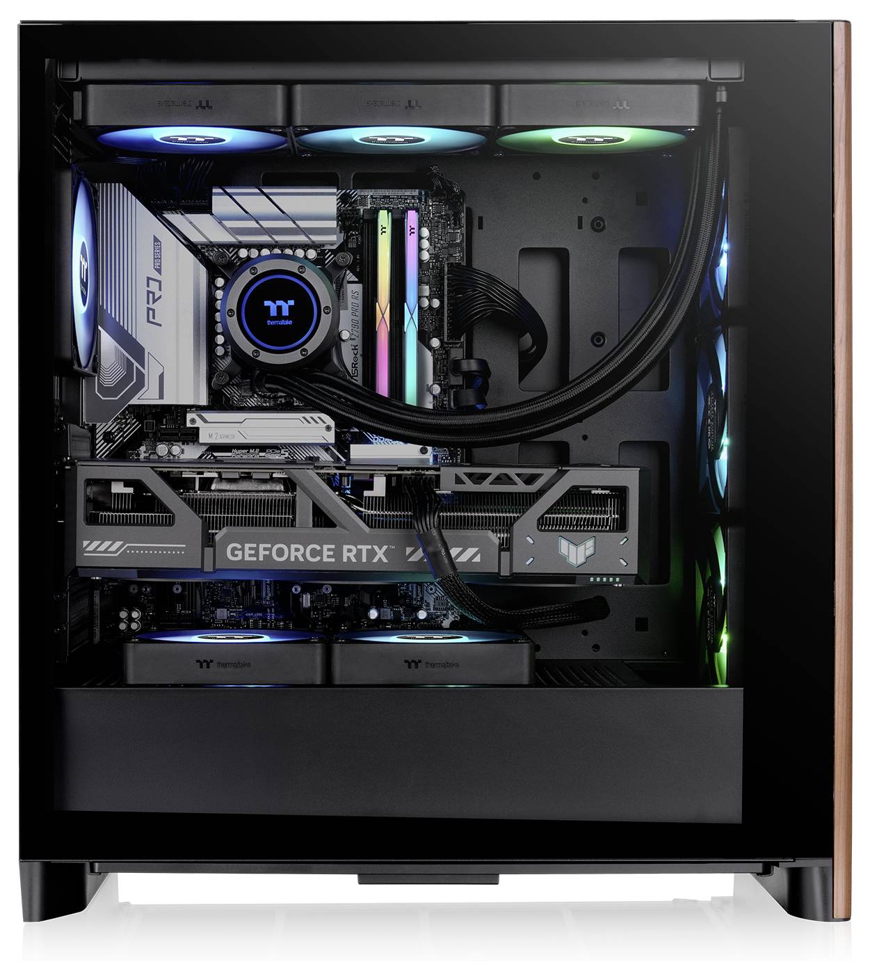 Herní počítač s průhledným pouzdrem zobrazující vnitřní komponenty: grafická karta GeForce RTX, RGB osvětlení, chladicí ventilátory a paměťové moduly.