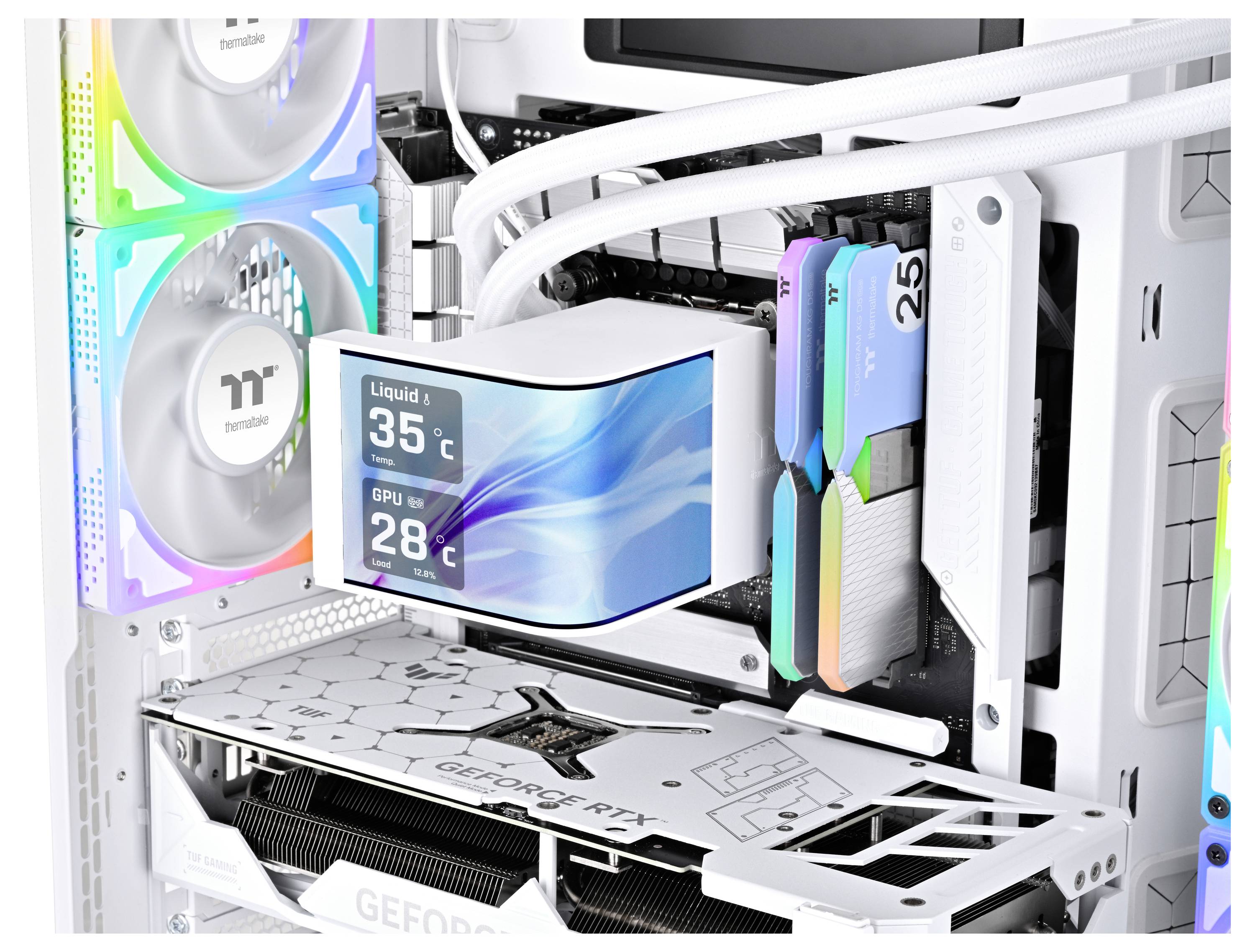 Vnitřek počítače s dvěma ventilátory s RGB podsvícením, teplotním displejem zobrazujícím teplotu kapaliny 35°C a grafické karty 28°C.