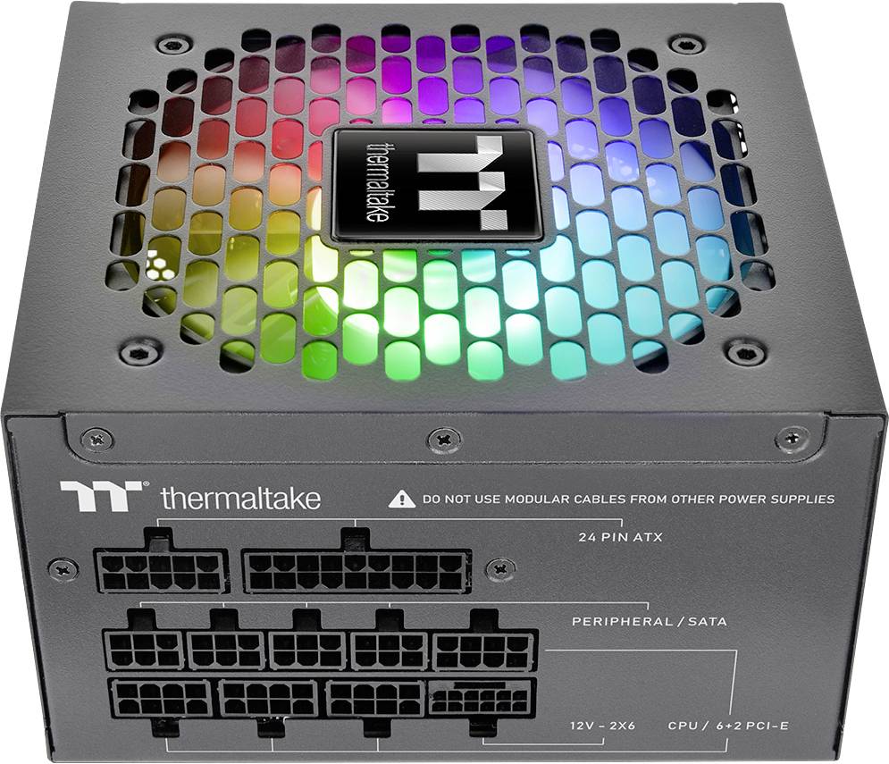 Počítačový napájecí zdroj od společnosti Thermaltake s RGB osvětlením viditelným skrz mřížkový kryt, vybavený několika kabelovými připojovacími porty.