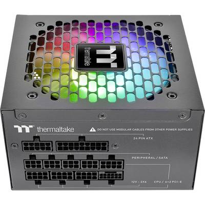 Počítačový napájecí zdroj od společnosti Thermaltake s RGB osvětlením viditelným skrz mřížkový kryt, vybavený několika kabelovými připojovacími porty.