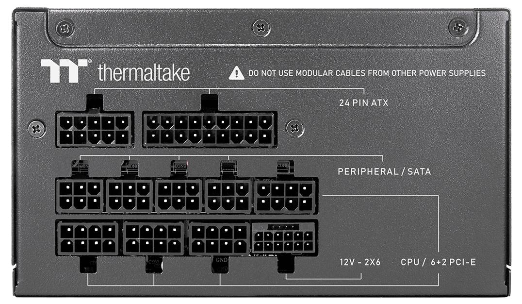 Panel zadní strany napájecího zdroje Thermaltake zobrazující různé porty označené pro periferie/SATA, CPU/6+2 PCI-E a varování, aby nebyly používány kabely z jiných napájecích zdrojů.