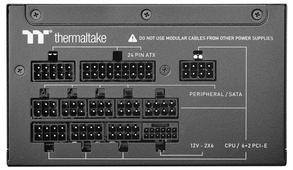 Napájecí zdroj Thermaltake zobrazující různé modulární konektory kabelů, včetně 24 PIN ATX, PERIPHERAL/SATA a CPU/PCI-E.
