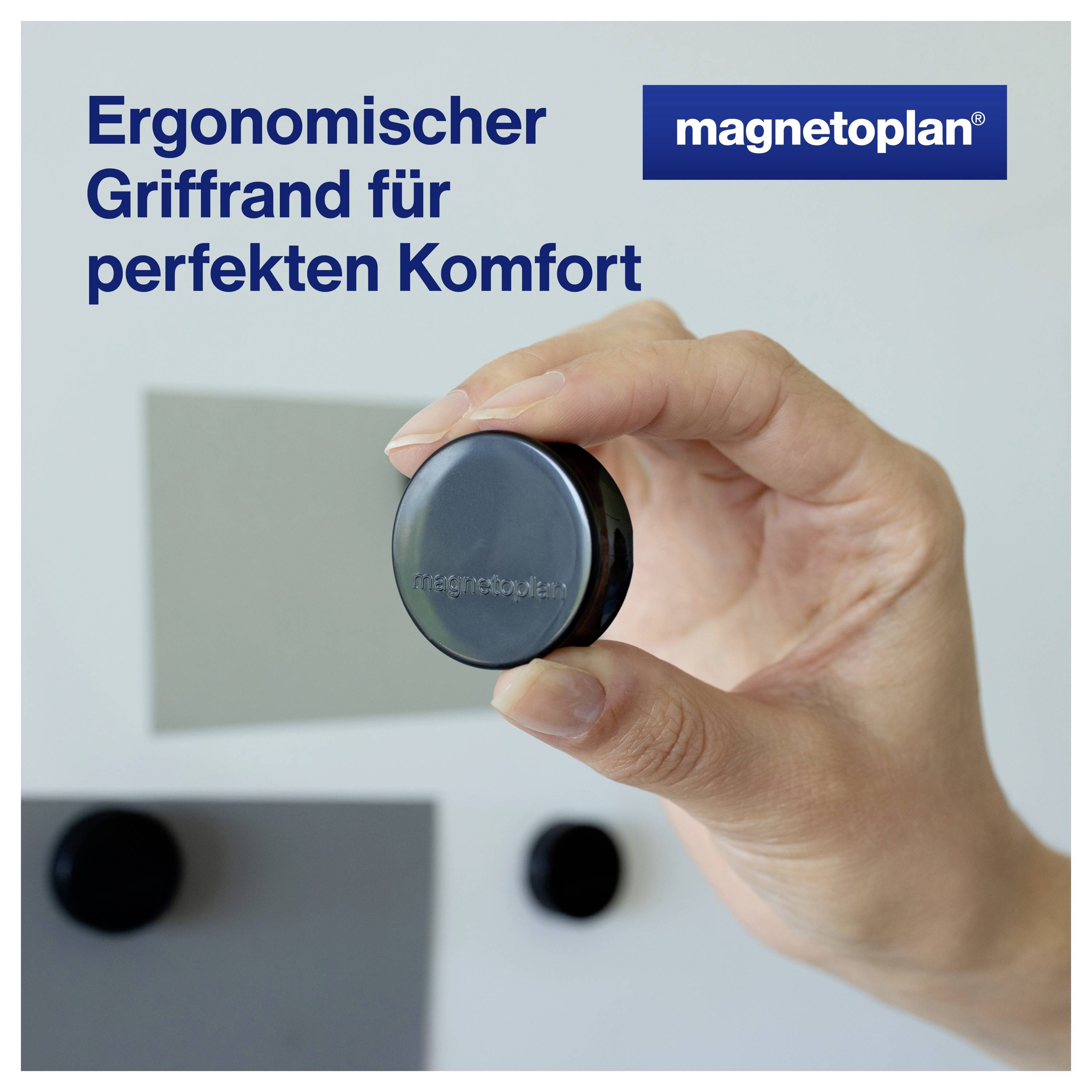 Ruka drží kulatý magnetický doplněk desky s textem 'Ergonomický okraj držadla pro dokonalý komfort' a 'magnetoplan'.
