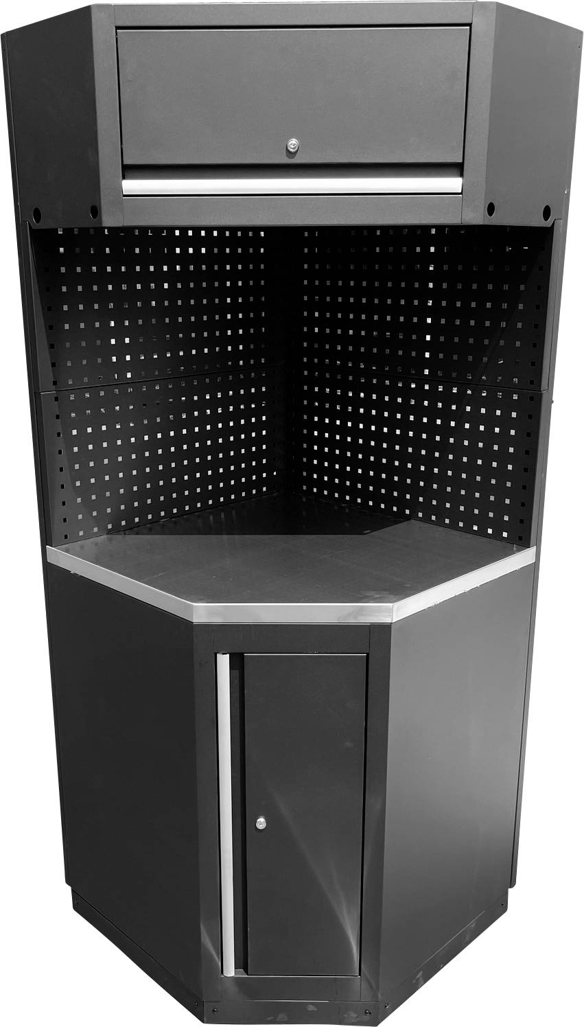 Černá rohová úložná skříňka se zadní stranou z děrované desky, vybavená horní zásuvkou a spodním úložným prostorem s dvířky.