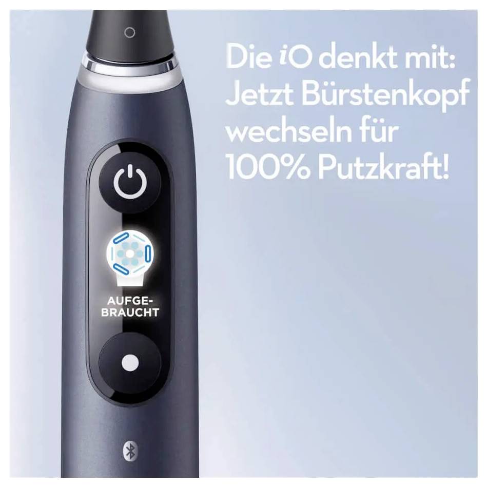 Elektrický zubní kartáček s rozsvíceným indikátorem 'Aufgebraucht' (spotřebováno) naznačuje nutnost výměny hlavice pro 100% čisticí výkon.