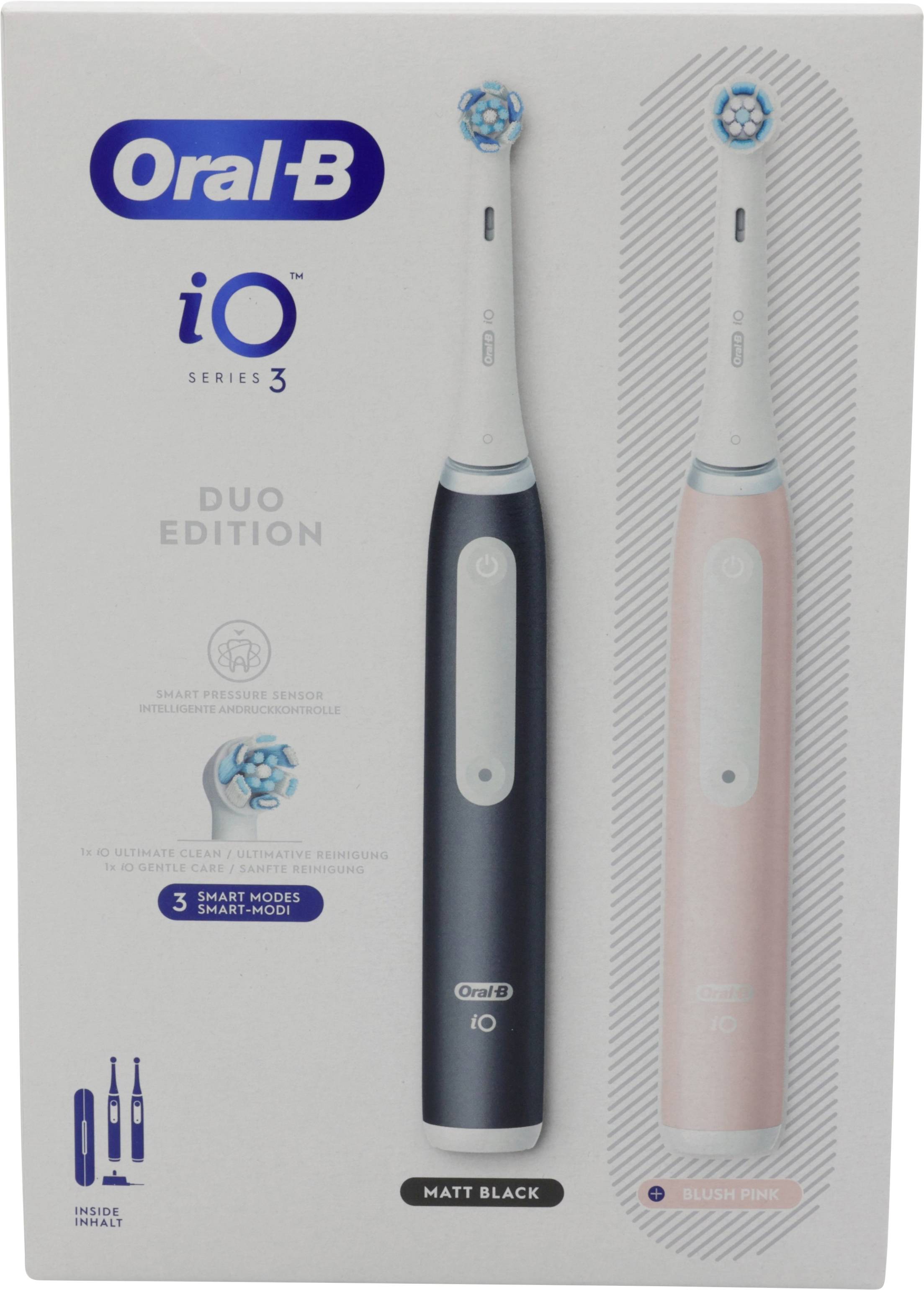Krabice 'Oral-B iO Series 3 Duo Edition' zobrazující dva elektrické zubní kartáčky v černé a růžové barvě. Na obalu jsou zobrazeny ikony kartáčků a text '3 inteligentní módy'.