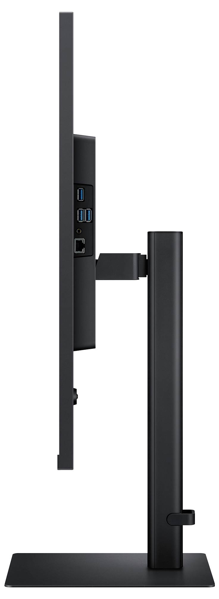 Boční pohled na tenký černý monitor na stojanu, který ukazuje tři USB porty a ethernetový port na zadní straně obrazovky.