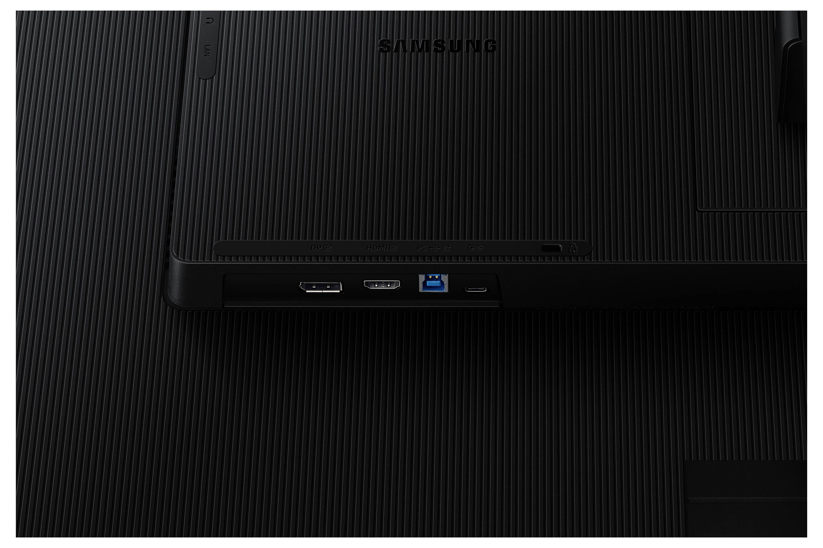 Zadní strana monitoru Samsung zobrazující různé porty, včetně HDMI, DisplayPortu a portu USB 3.0, na texturovaném černém povrchu.