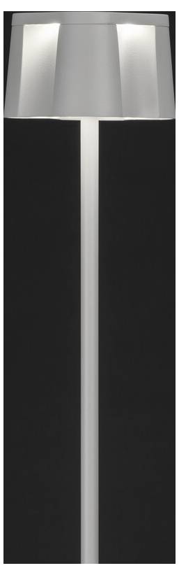 Moderní stojací lampa s elegantní bílou základnou a širokým, úhlovým stínidlem, umístěná proti tmavému pozadí.