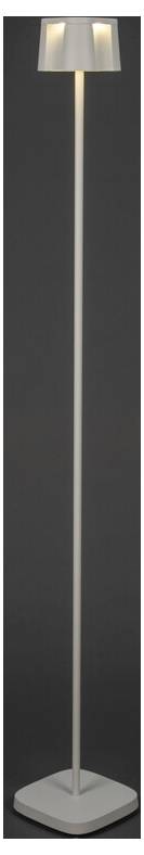 Elegantní, moderní stojací lampa s vysokou, štíhlou bílou tyčí a čtvercovou základnou, vyzařující měkké, teplé světlo skrz minimalistické stínítko.