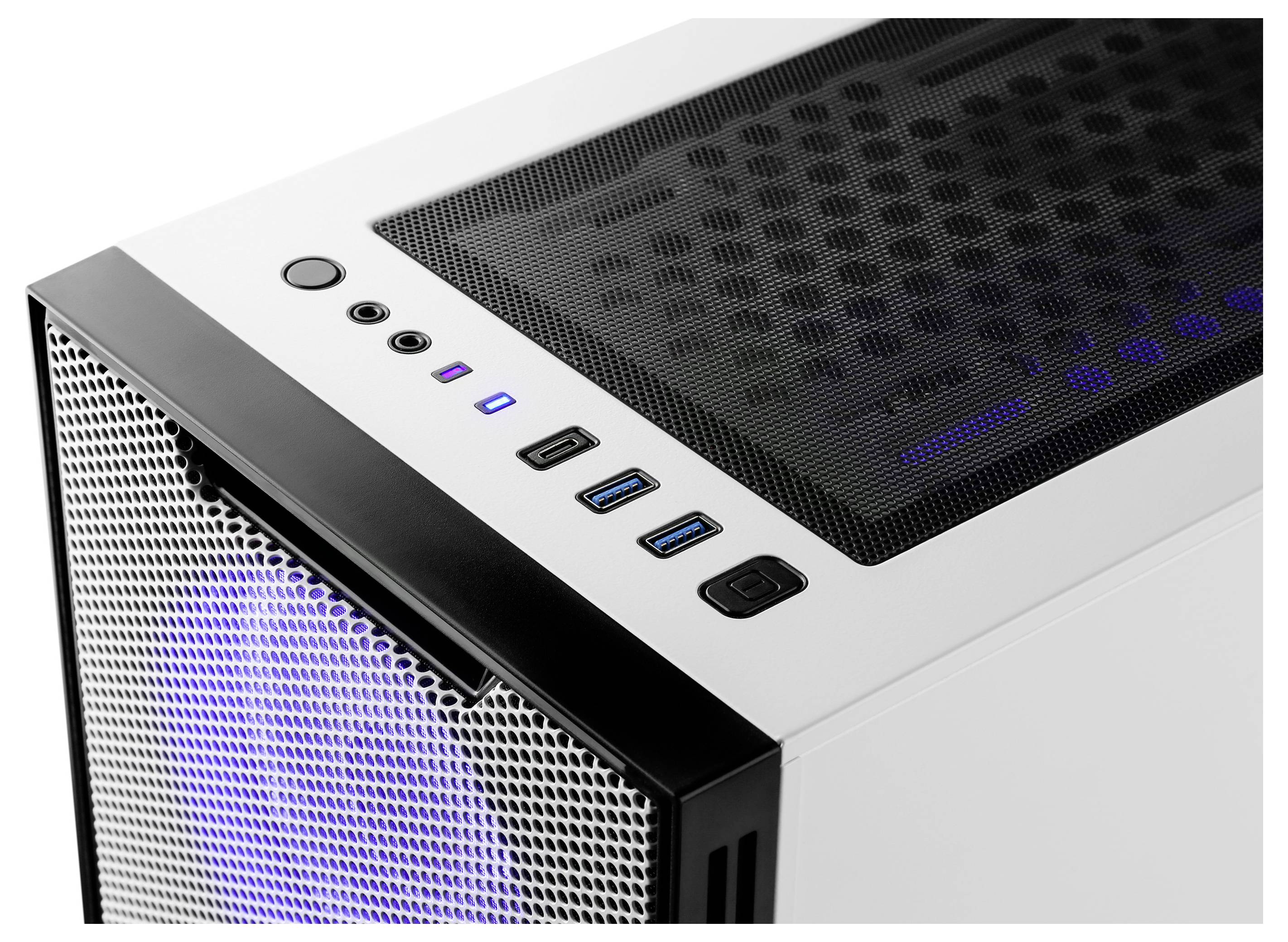 Bílá počítačová skříň s mřížkovými panely, modře podsvíceným ventilátorem a předními porty včetně tlačítka zapnutí, USB portů a audio jacků na horní straně.