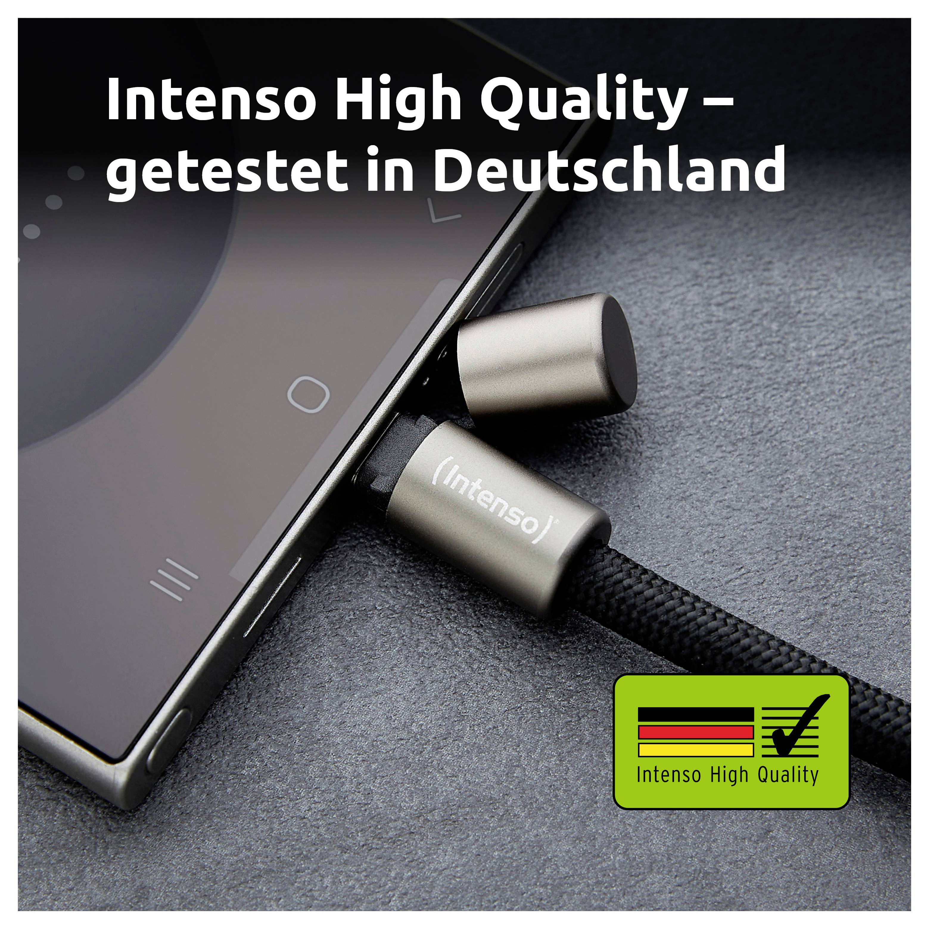 Smartphone s bezdrátovými sluchátky Intenso na šedém povrchu. Text zní „Intenso High Quality – testováno v Německu". Německý certifikát kvality.