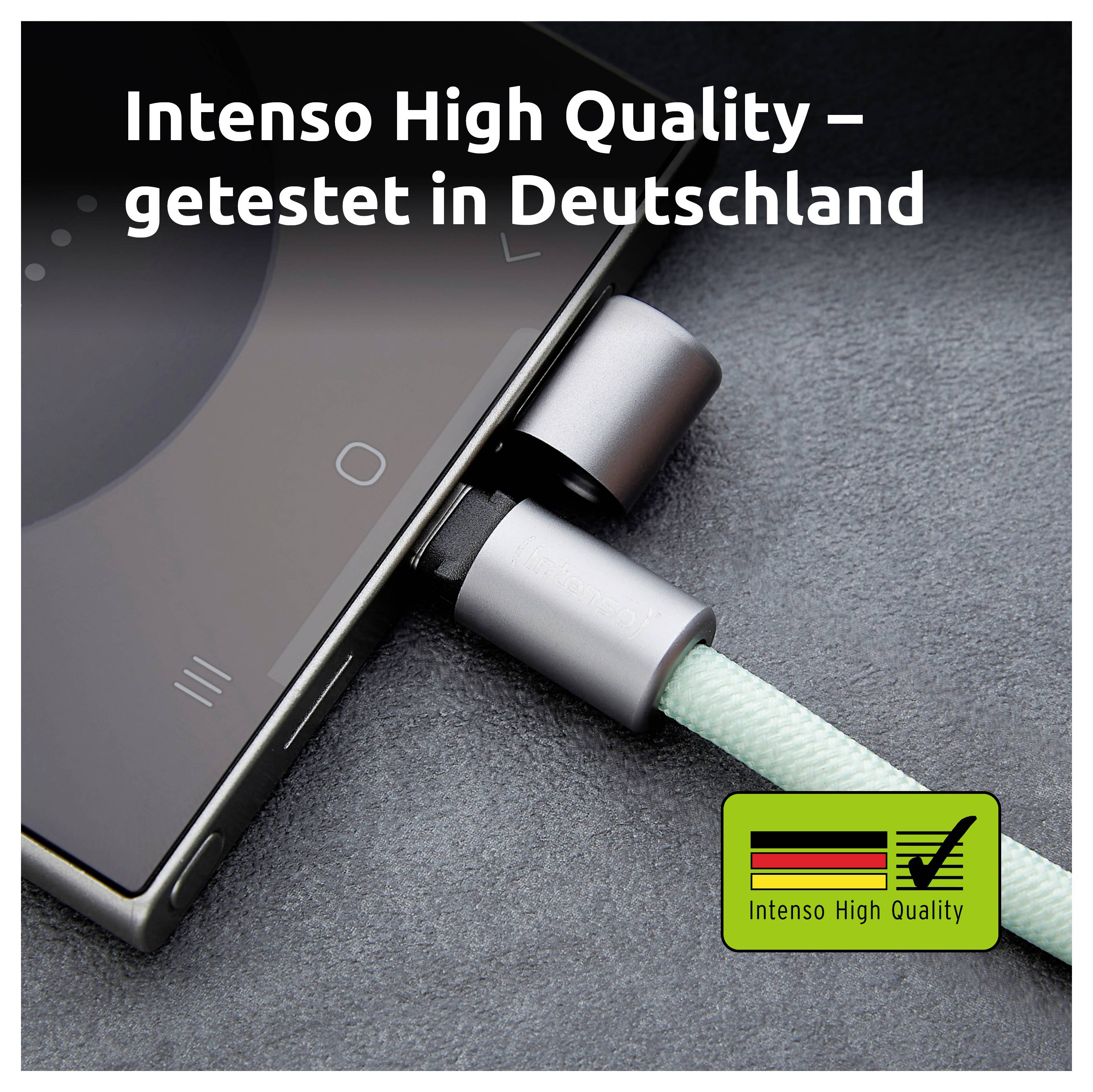 Smartphone s odolným zeleným nabíjecím kabelem. Text na obrázku říká "Intenso High Quality – testováno v Německu" s logem Intenso.