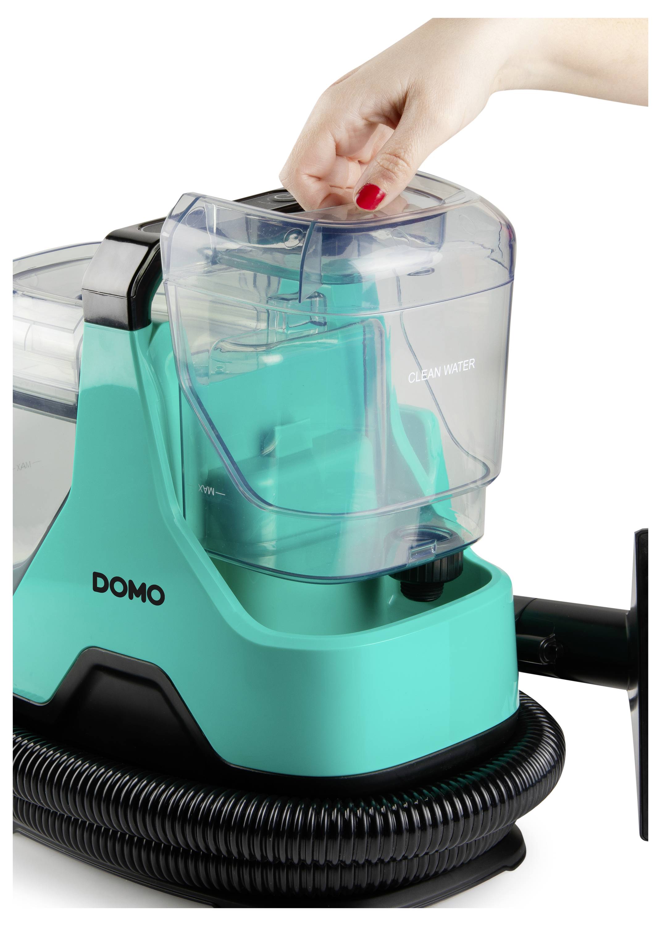 Ruka zvedá víko tyrkysového vysavače označeného nápisem 'Clean Water' a 'DOMO'. Přístroj je připojen k černé hadici.