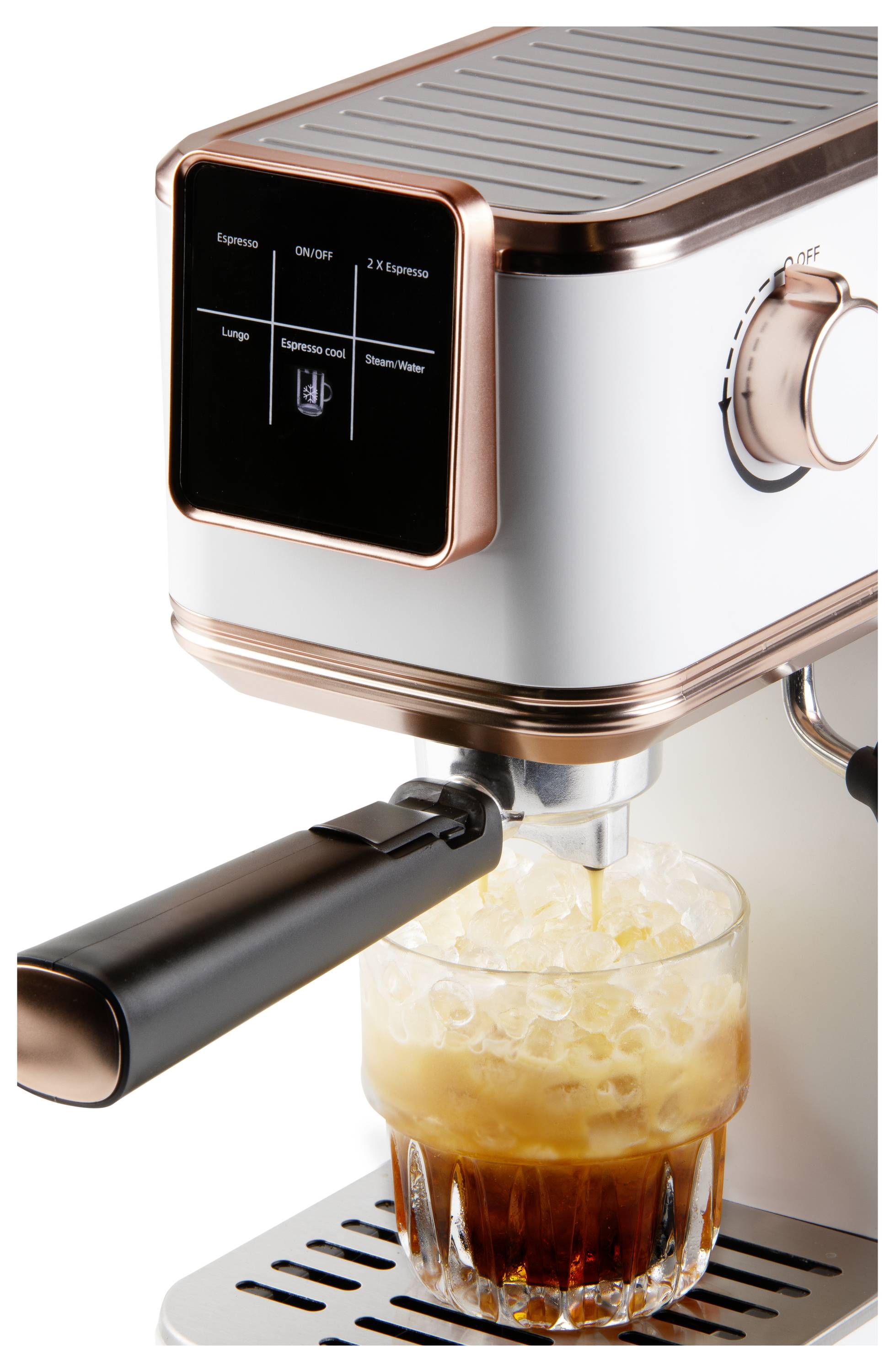 Kávový stroj dávkující espresso do sklenice naplněné ledem. Přístroj má digitální displej s nastaveními pro různé druhy nápojů.