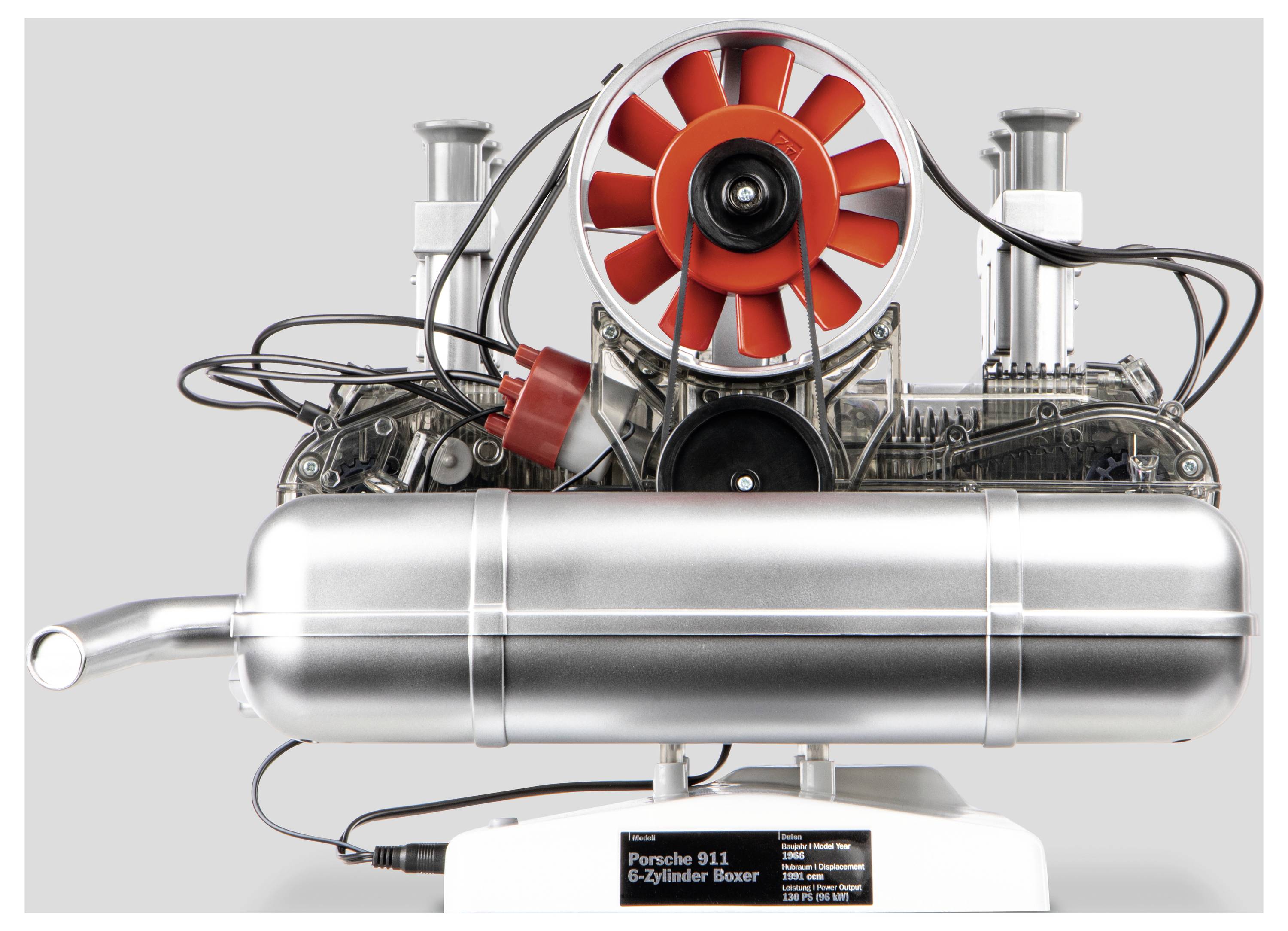 Je zde zobrazen šestiválcový boxer motor Porsche 911, který ukazuje detailní pohled na ventilátor, válce a okolní komponenty.