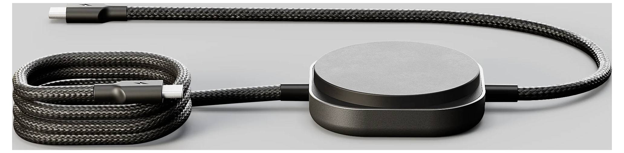 Propletený USB kabel se spirálovitou sekcí vedle kulatého plochého nabíjecího adaptéru, navržený pro pohodlné nabíjení zařízení.