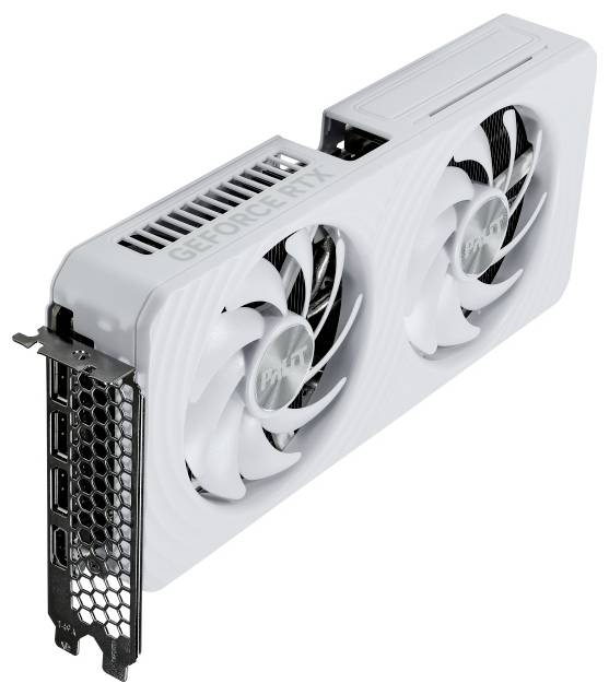 Bílá grafická karta s duálními ventilátory, patřící do série GeForce RTX, zobrazená pod úhlem, která odhaluje její chladicí systém a výstupní porty.
